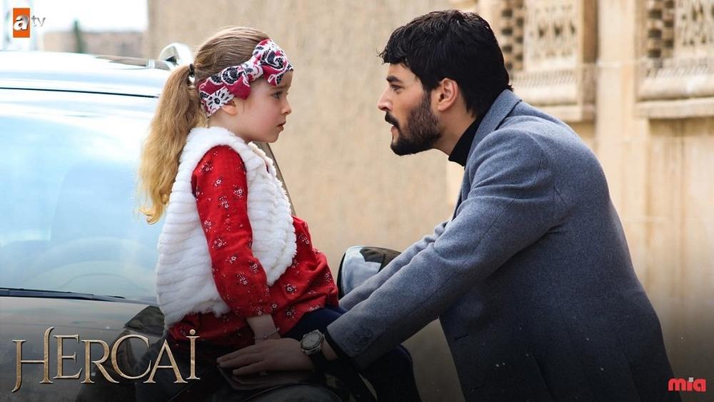 آکین آکینوزو در «تردید» (Hercai)